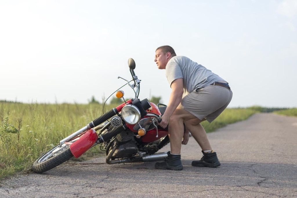 ¿Cómo levantar una moto del suelo cuando estás solo?