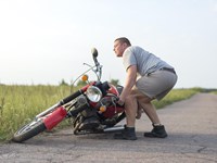 ¿Cómo levantar una moto del suelo cuando estás solo?